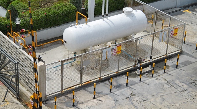 خزانات غاز فى منشأة صناعية